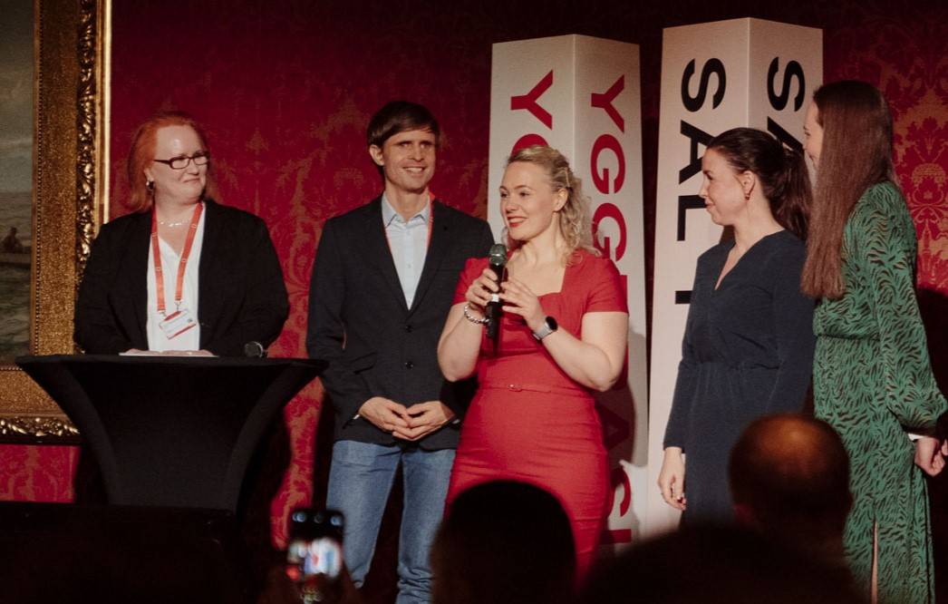 bilde fra prisutdelingen med Tone Alexandra Larsen, Kristoffer Lium, Julie Gjengedal, Magdalena Fosshaug og Nathalie Dyhr Olimb