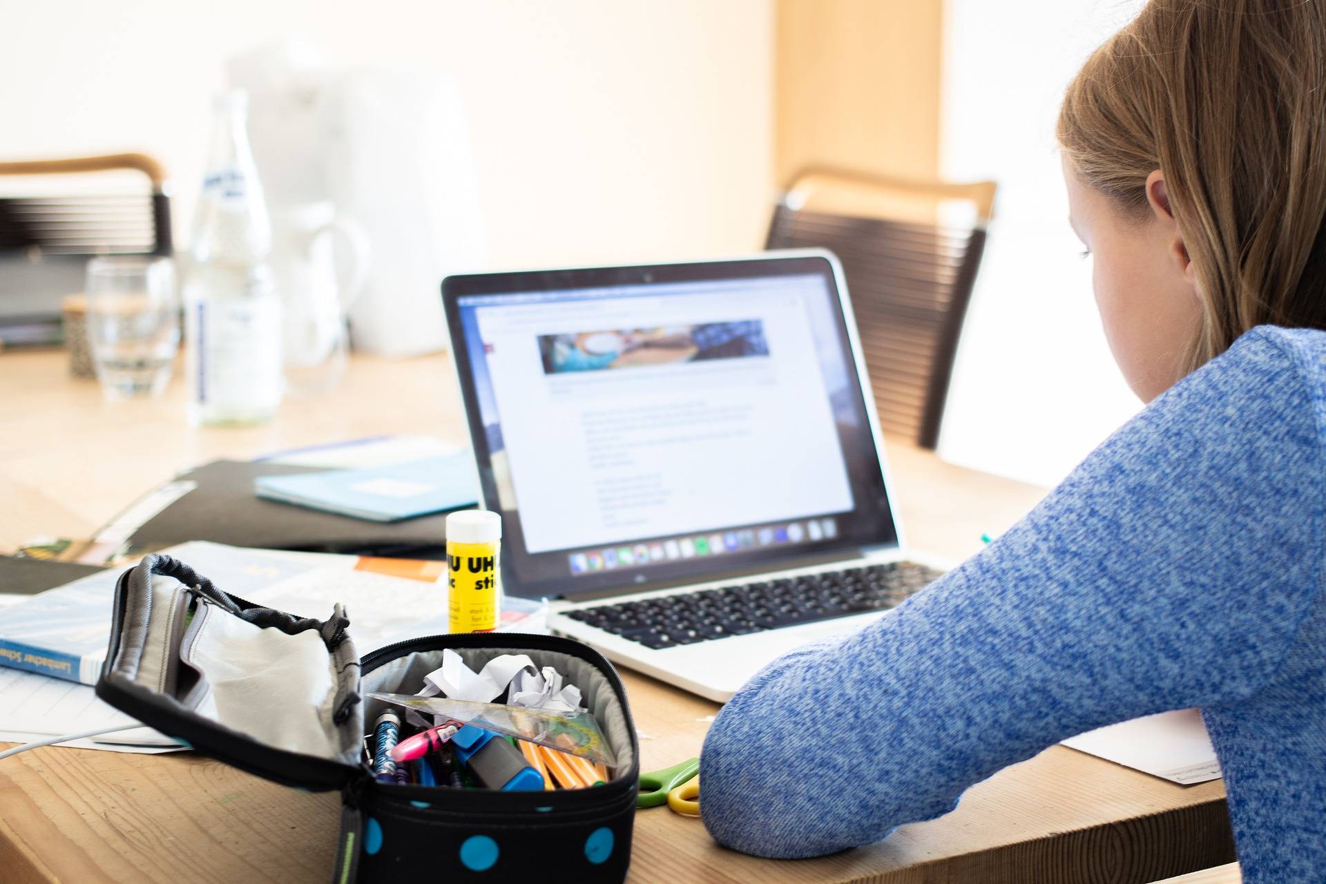 Barn som jobber på laptop. Illustrasjonsfoto: IstockPhoto 