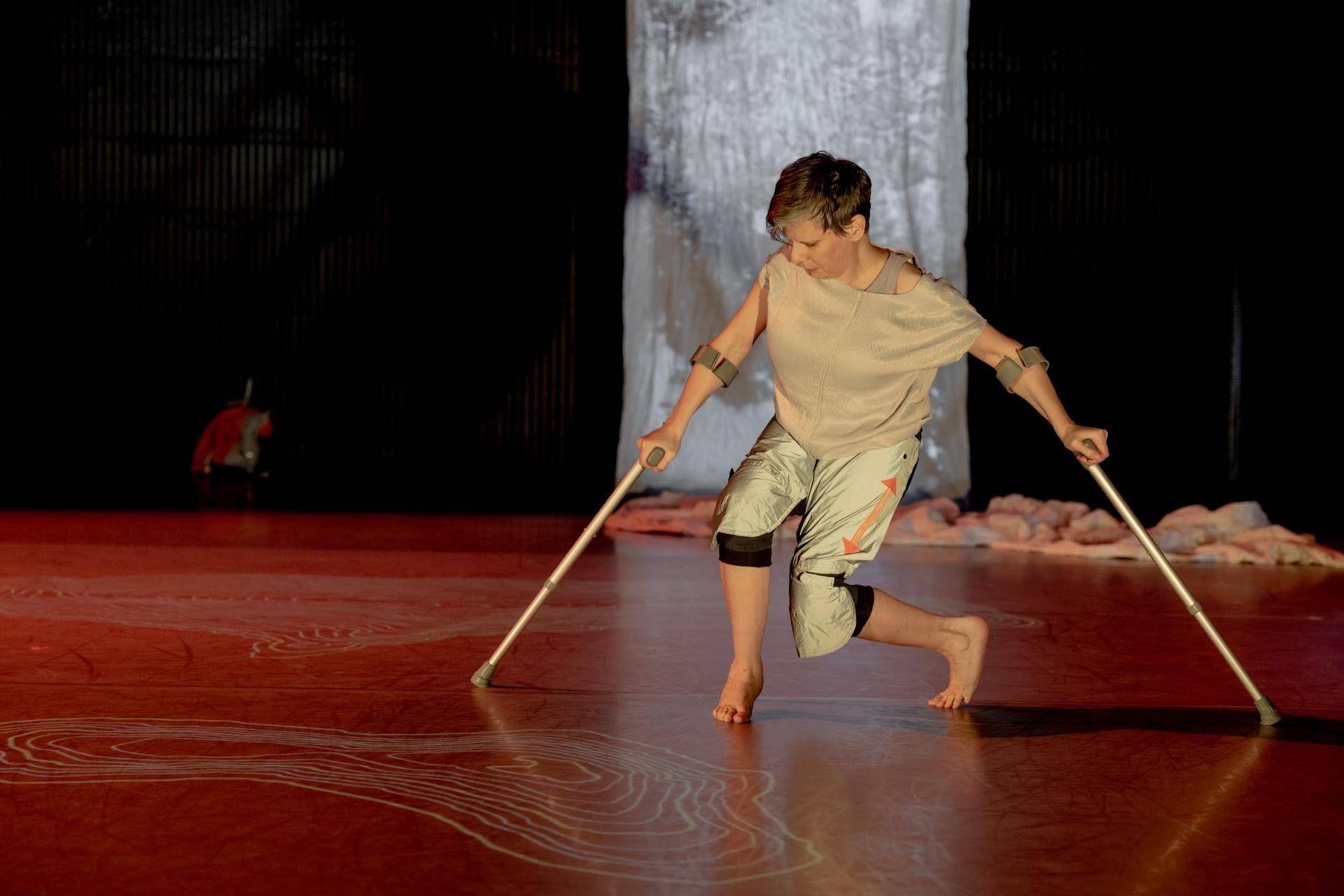 Claire Cunningham som danser med krykker- Foto: Tale Hendnes, Dansens Hus