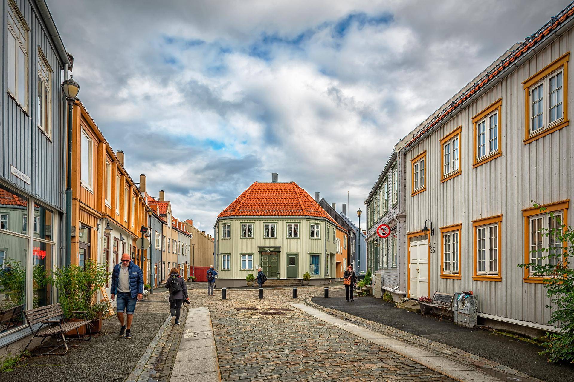 Gågate i trehusbebyggelse. Illustrasjonsfoto: Wirestock/IstockPhoto