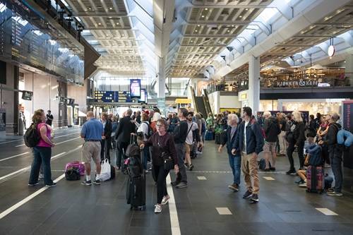 Mange mennesker i hallen foran informasjonstavlen på Oslo S. Illustrasjonsfoto: - IstockPhoto - Jonathan W. Cohen