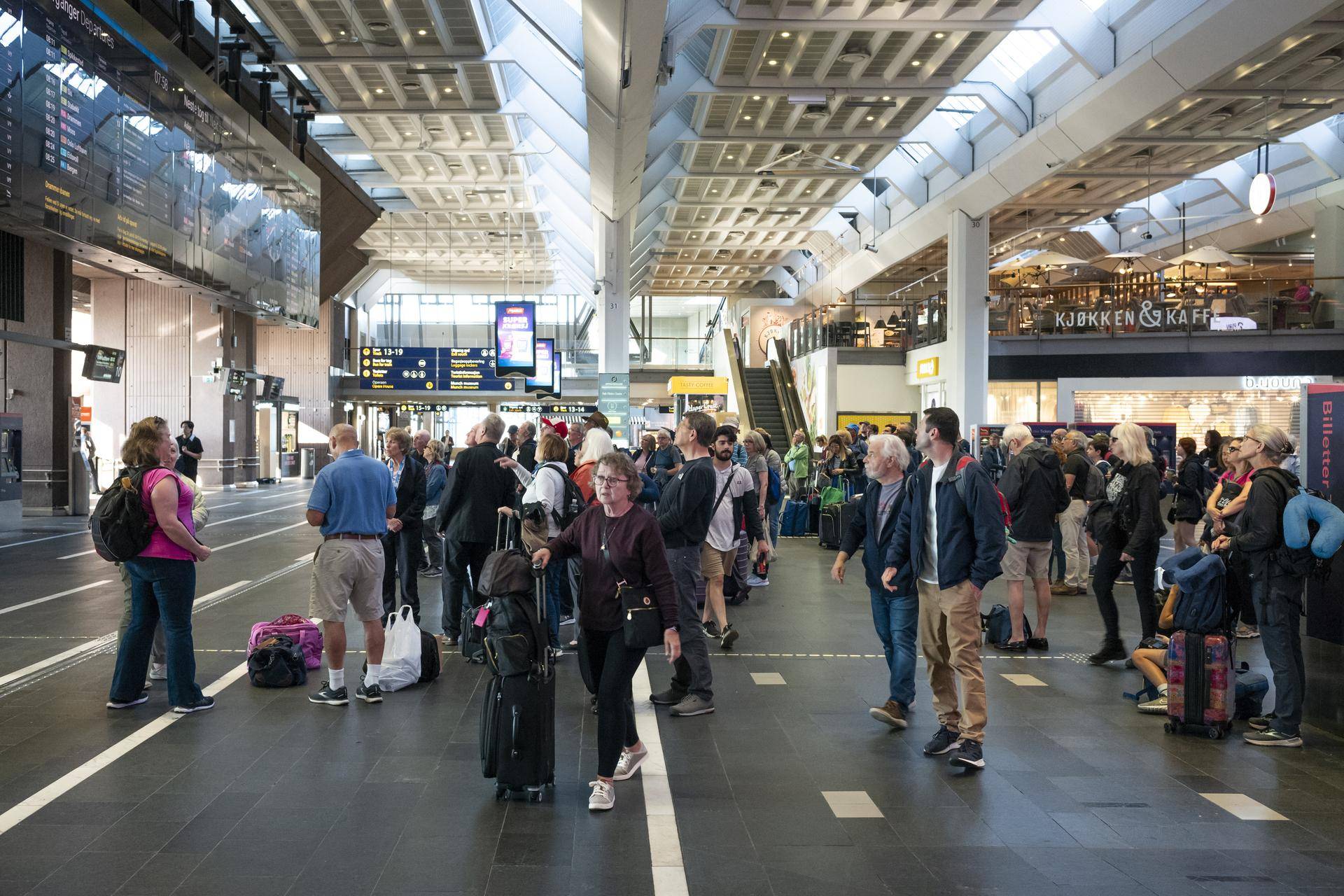 Oversiktsbilde ulike mennesker på Oslo S. Foto:Jonathan W. Cohen/IstockPhoto (OsloS)