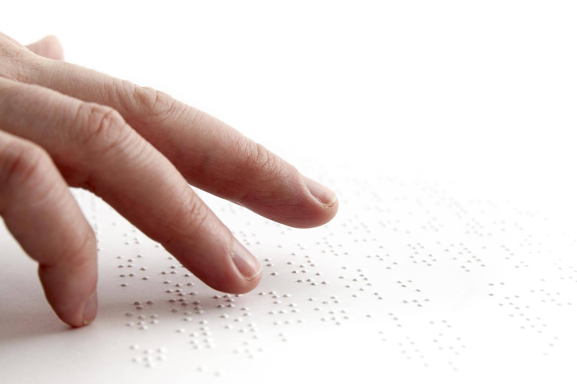 Hånd som leser punktskrift. IstockPhoto