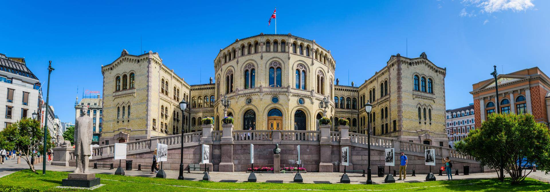 Stortinget sett fra Eidsvoll plass. Bannerfoto: Wirestock/IstockPhoto